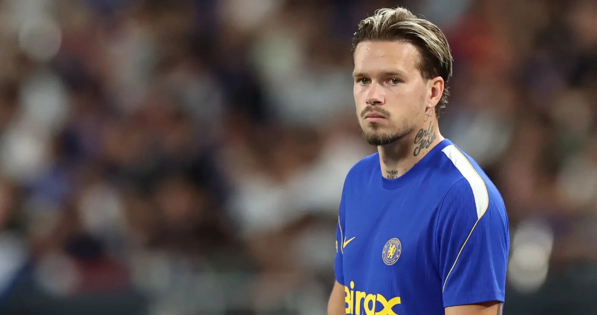 Игрок в синей форме Chelsea на поле