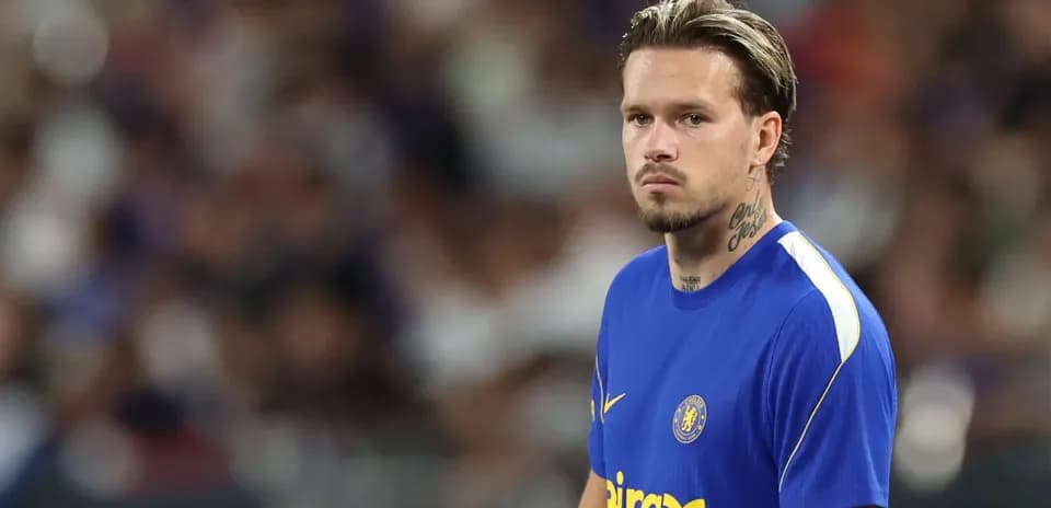 Игрок в синей форме Chelsea на поле