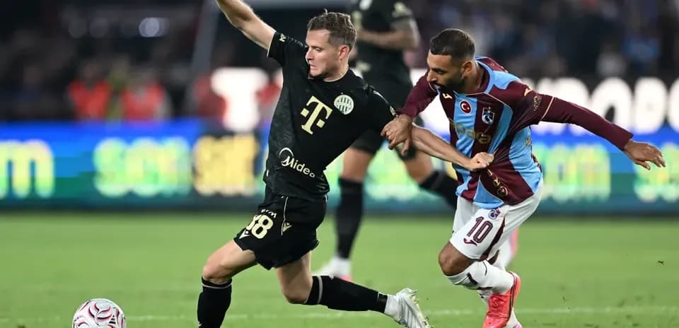 Игроки Трабзонспора и Ференцвароша в борьбе за мяч