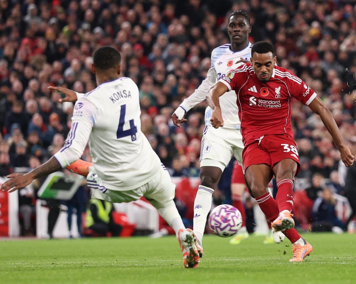 Игроки Aston Villa и Liverpool в матче