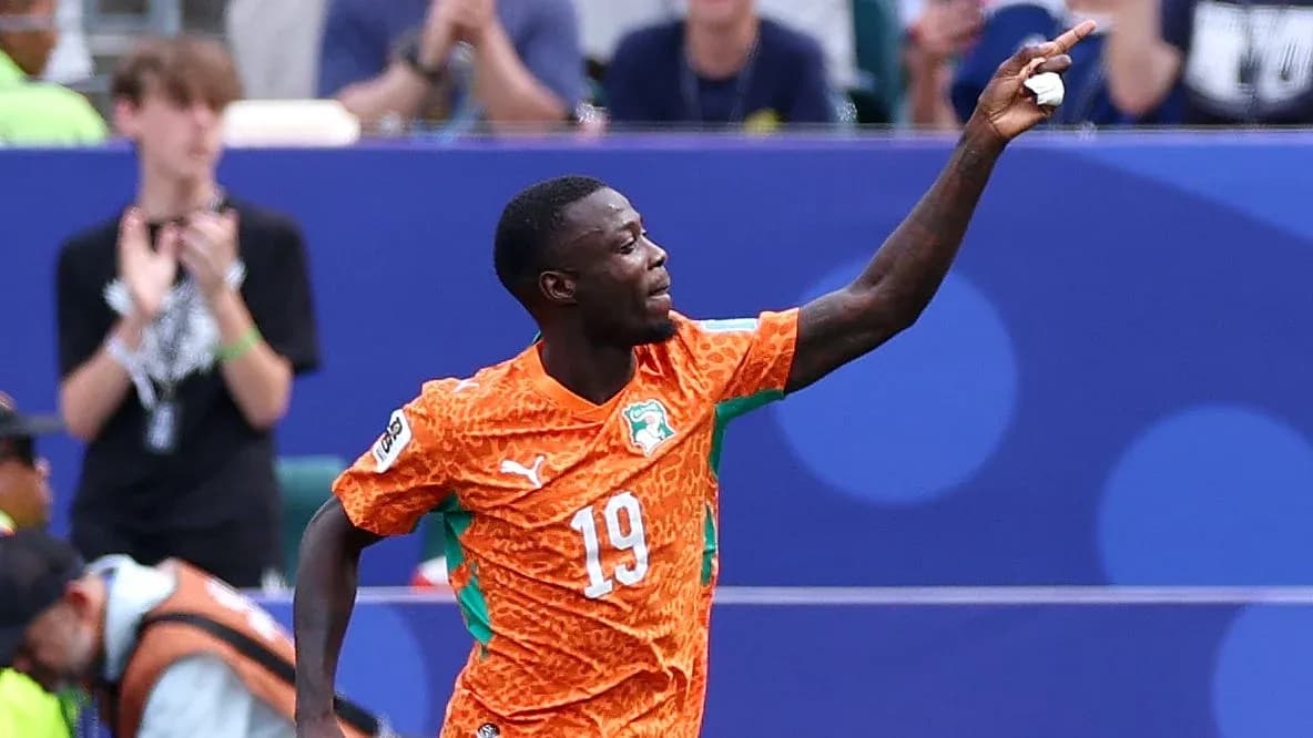 Игрок сборной Кот-д'Ивуара празднует гол