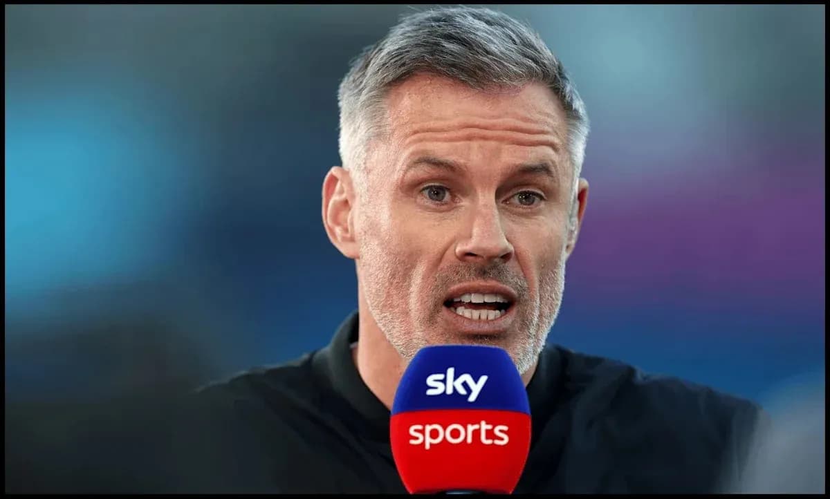 Комментатор говорит в микрофон Sky Sports