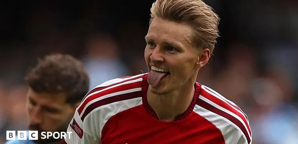 Игрок Arsenal празднует гол на поле