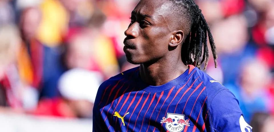 Игрок RB Leipzig на поле перед матчем