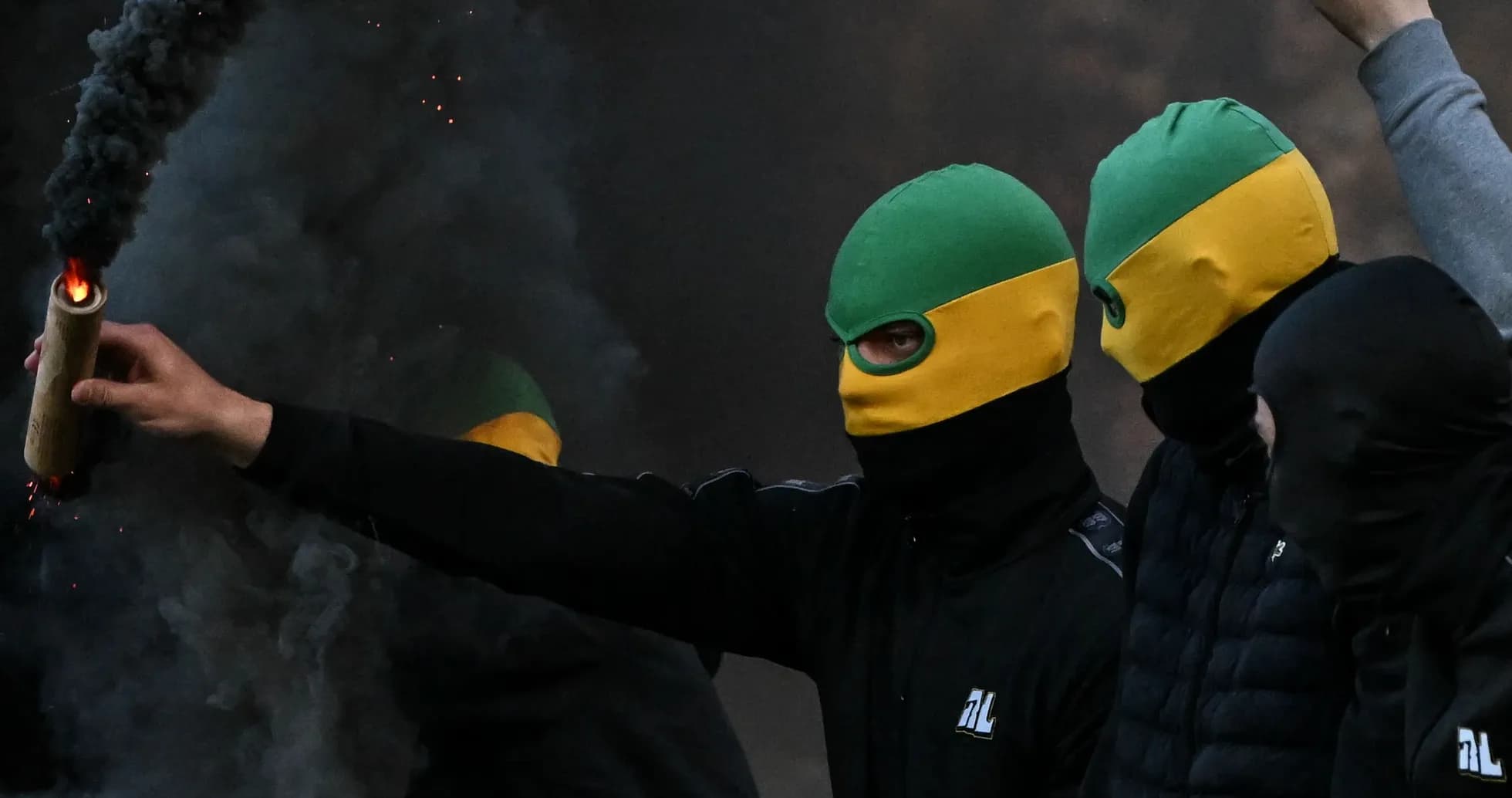 Группа людей в масках с дымовыми шашками