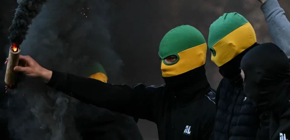 Группа людей в масках с дымовыми шашками