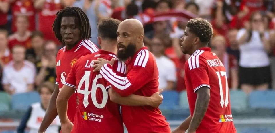 Игроки Manchester United празднуют гол на поле