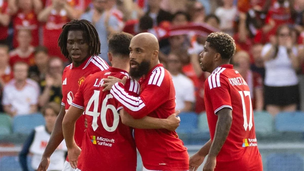 Игроки Manchester United празднуют гол на поле