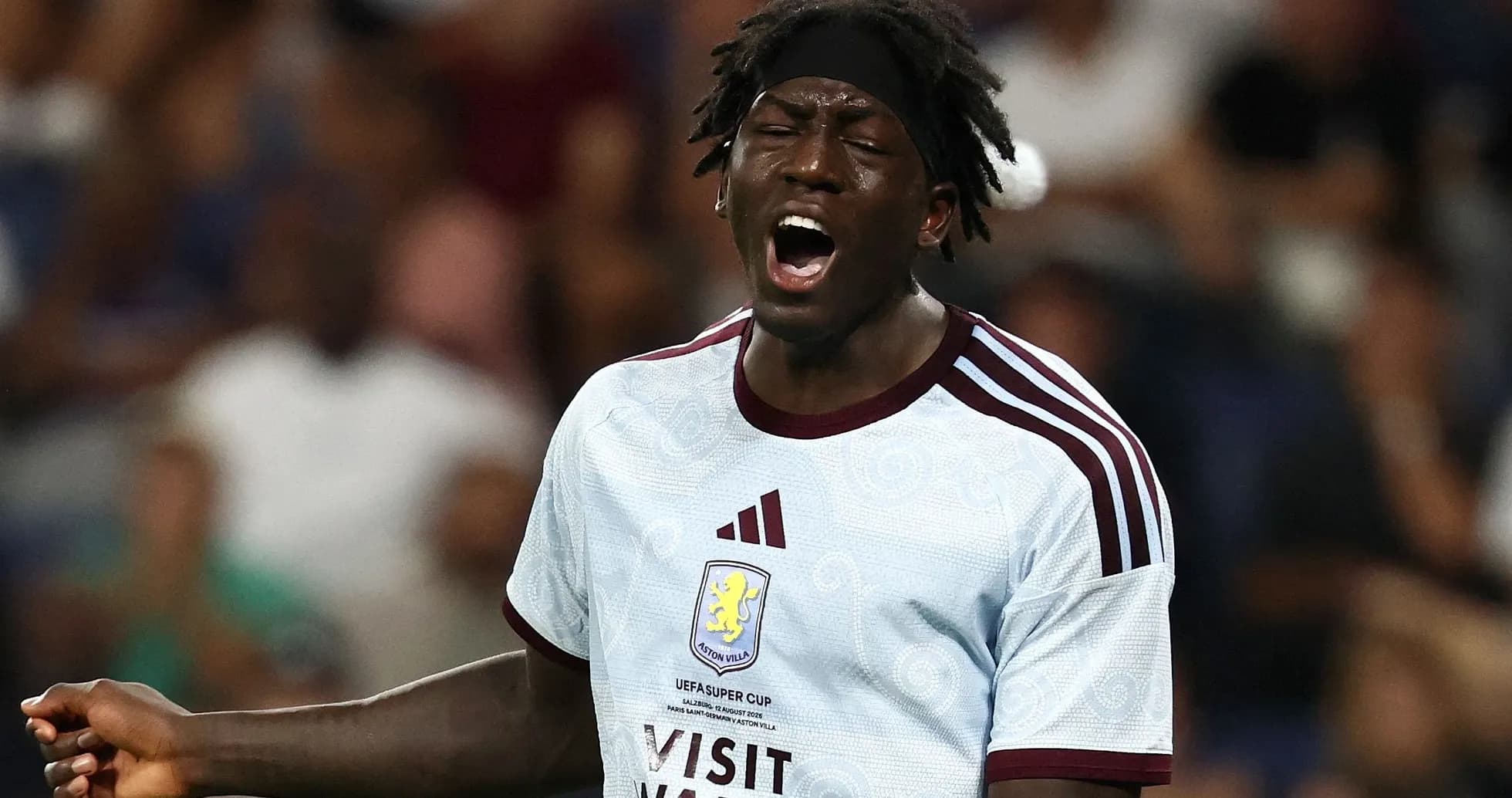 Игрок Aston Villa выражает эмоции во время матча