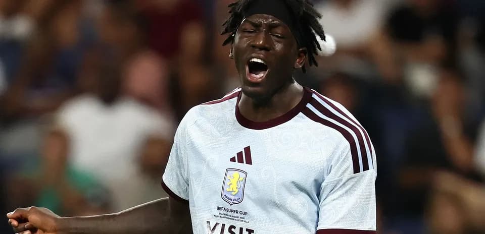 Игрок Aston Villa выражает эмоции во время матча