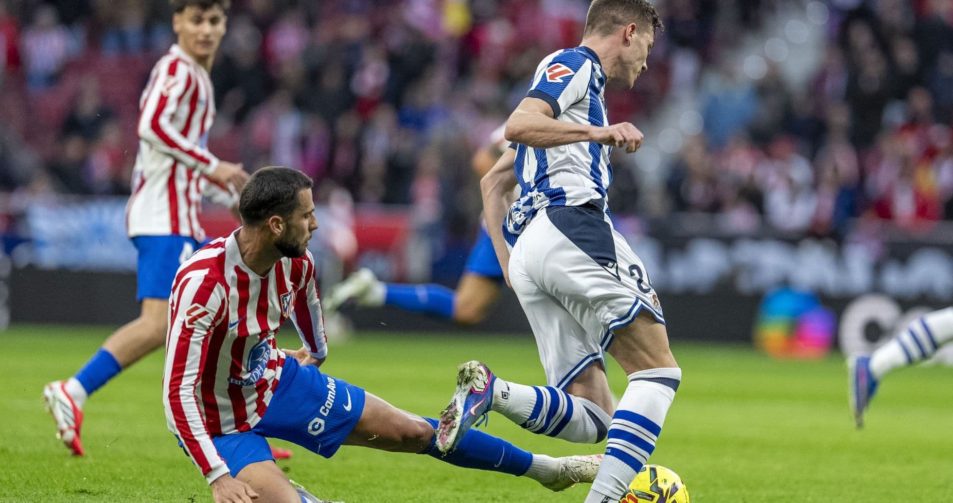 Игроки Real Sociedad и Atletico Madrid в борьбе за мяч