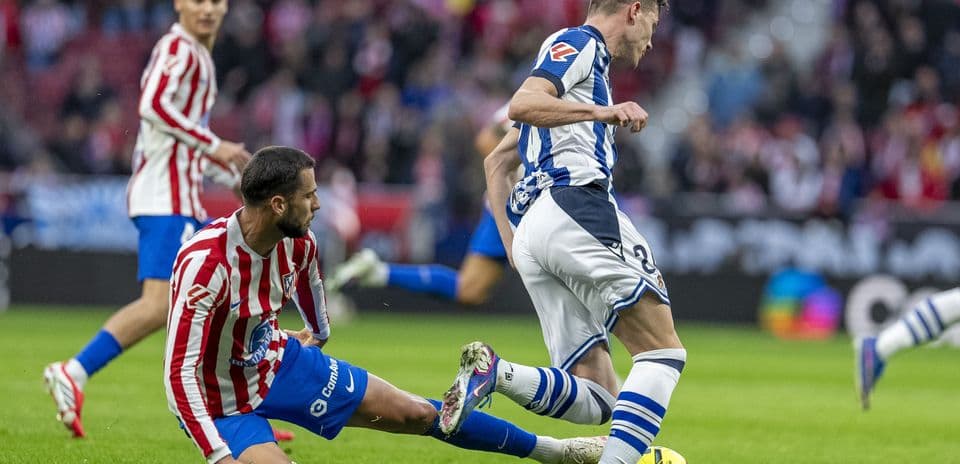 Игроки Real Sociedad и Atletico Madrid в борьбе за мяч