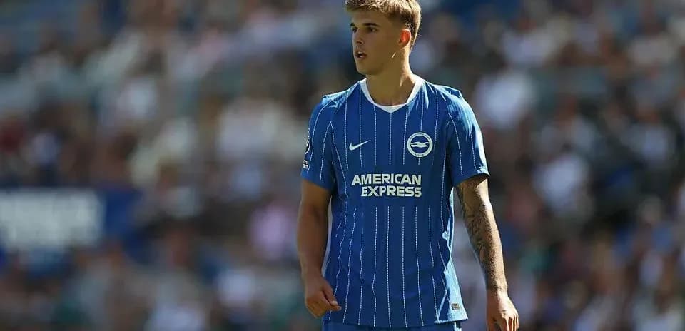 Игрок Brighton в синей форме на поле