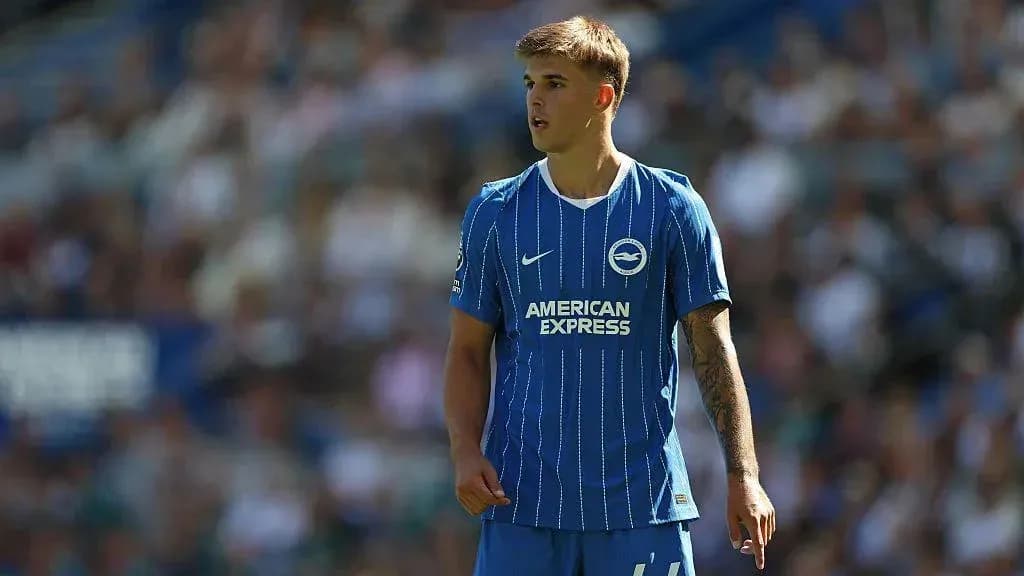 Игрок Brighton в синей форме на поле