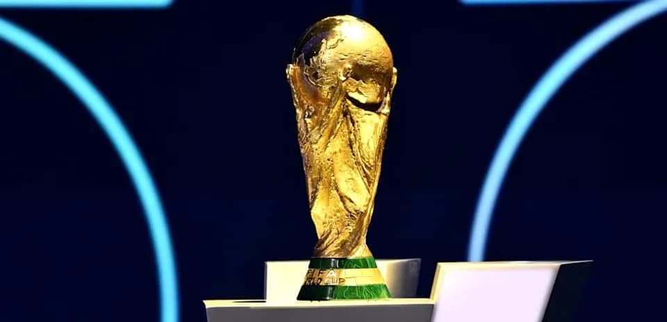 Трофей Кубка мира FIFA на пьедестале