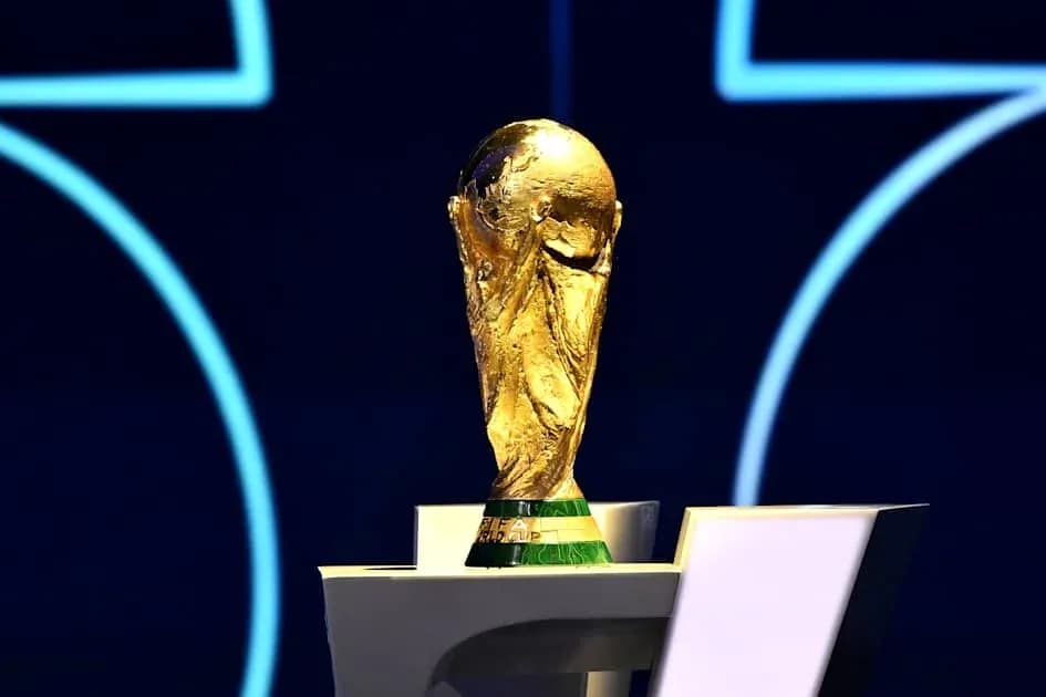 Трофей Кубка мира FIFA на пьедестале