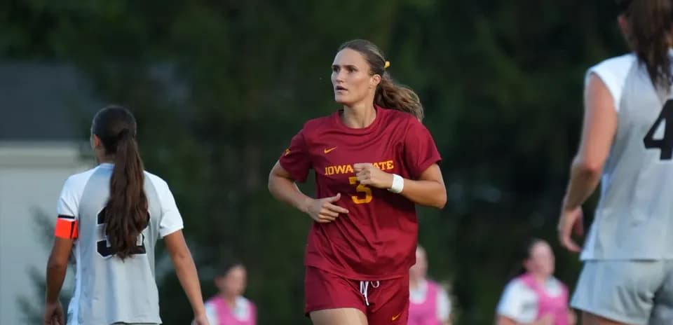Игрок команды Iowa State бежит по полю
