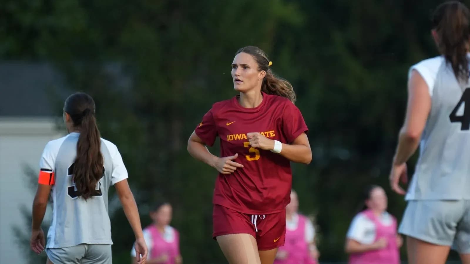 Игрок команды Iowa State бежит по полю