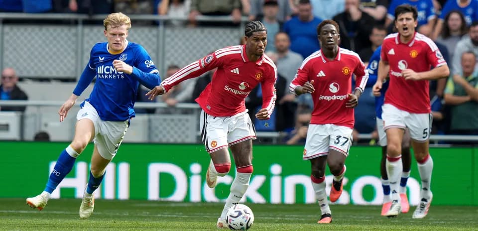 Игроки Manchester United бегут с мячом против Everton
