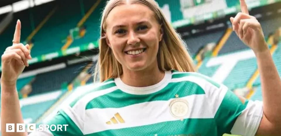 Игрок в футбольной форме Celtic с поднятыми руками