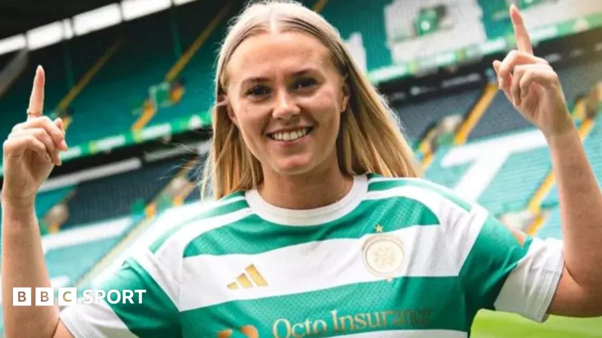 Игрок в футбольной форме Celtic с поднятыми руками