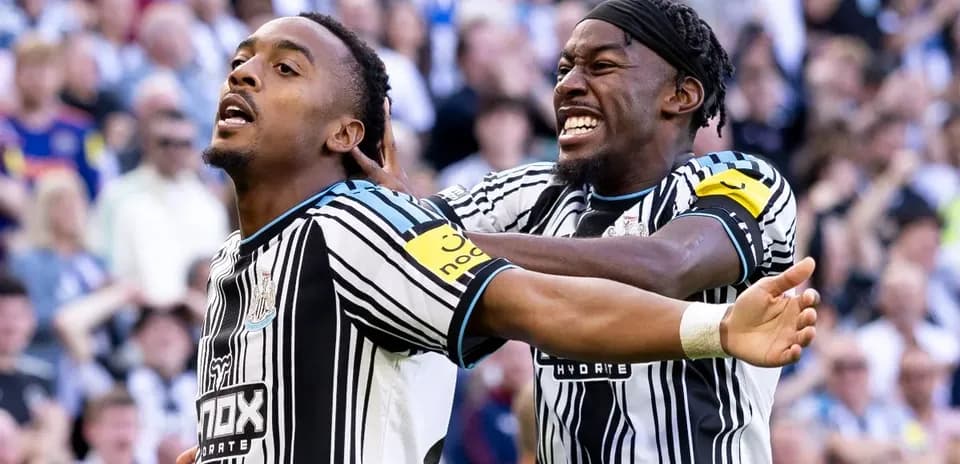 Игроки Newcastle празднуют забитый гол на стадионе