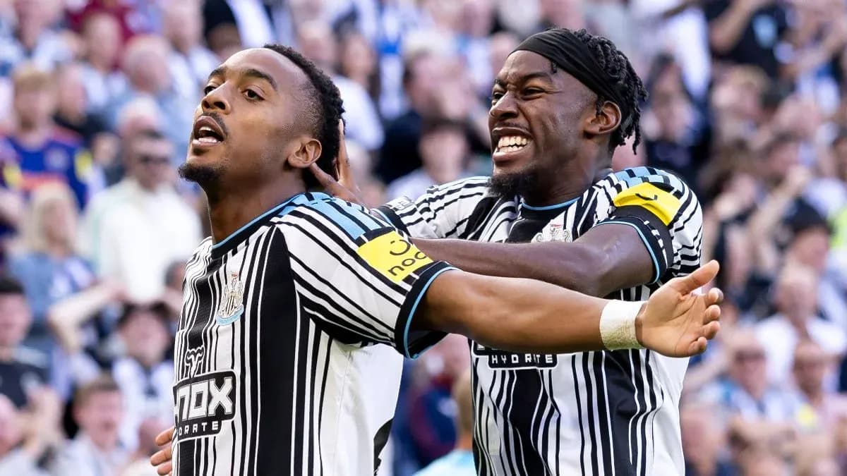 Игроки Newcastle празднуют забитый гол на стадионе