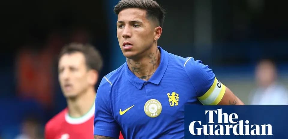 Игрок в синей форме Chelsea на поле матча