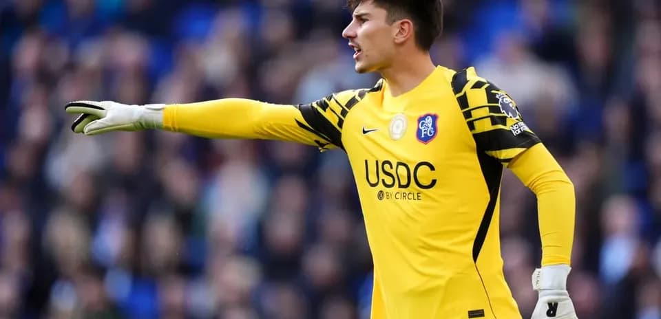 Вратарь команды FC Chelsea подает указания во время матча