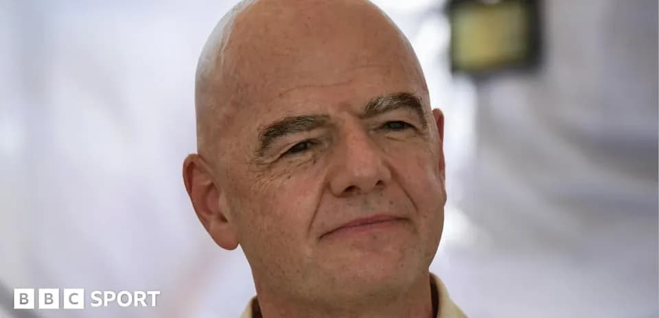 Человек с лысой головой на фоне белого полотна