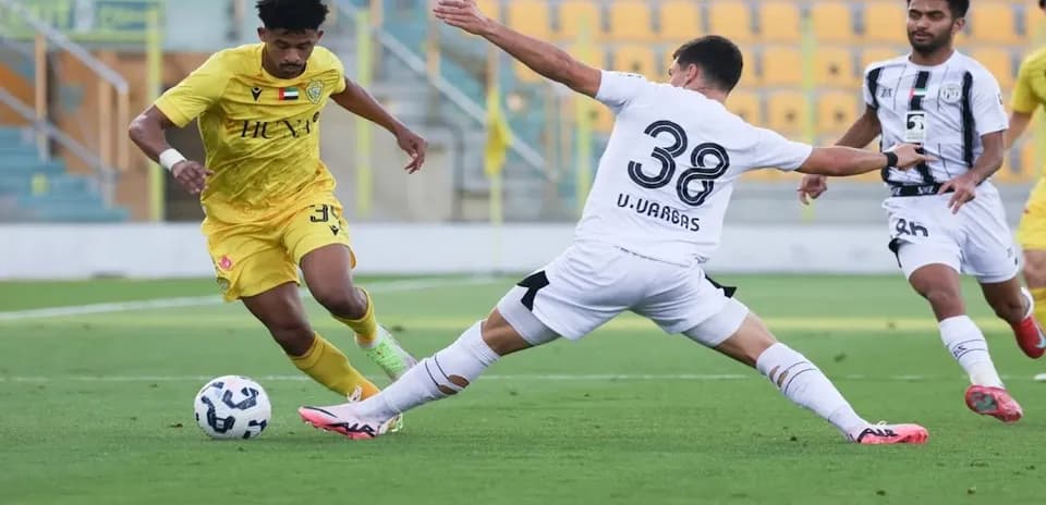 Игроки Al Wasl U23 и Al Jazira U23 в матче