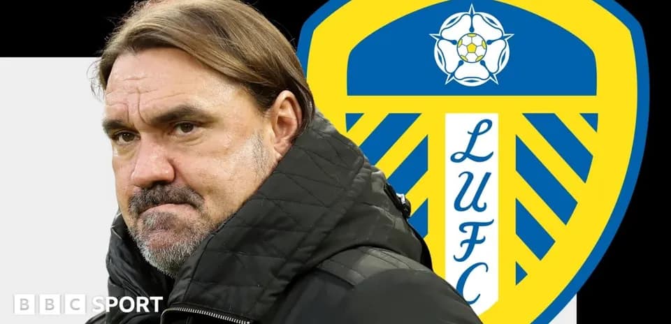 Тренер на фоне логотипа Лидс Юнайтед