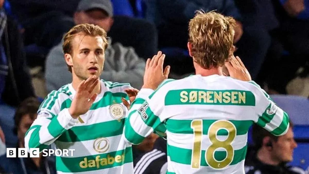 Игроки Celtic обмениваются приветствиями на поле