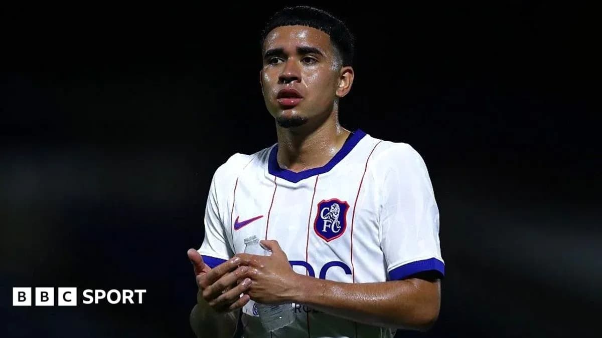 Игрок в футболке FC Chelsea с бутылкой воды