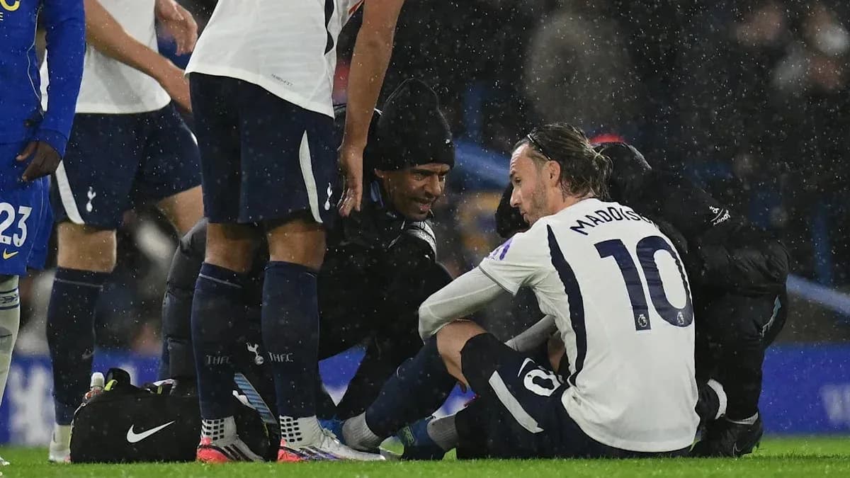 Игрок Tottenham на земле с медицинским персоналом