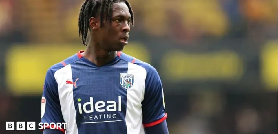 Игрок в форме West Bromwich Albion на поле