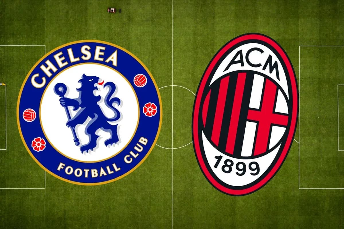 Логотипы Chelsea и AC Milan на футбольном поле