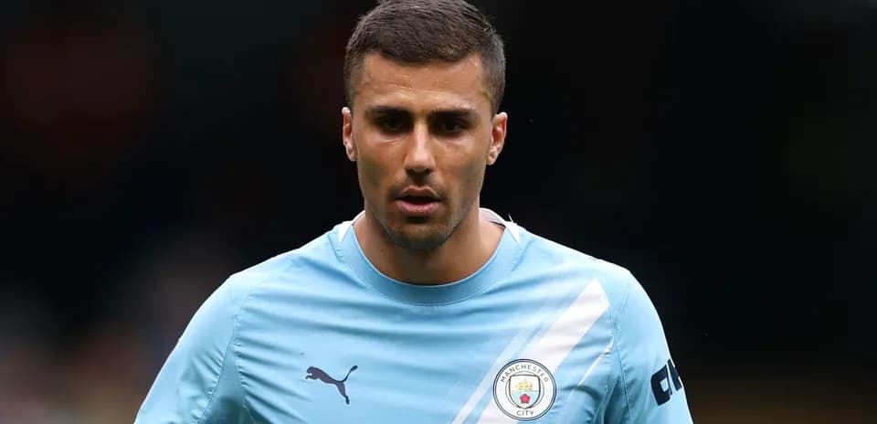 Игрок в синей форме Manchester City на поле