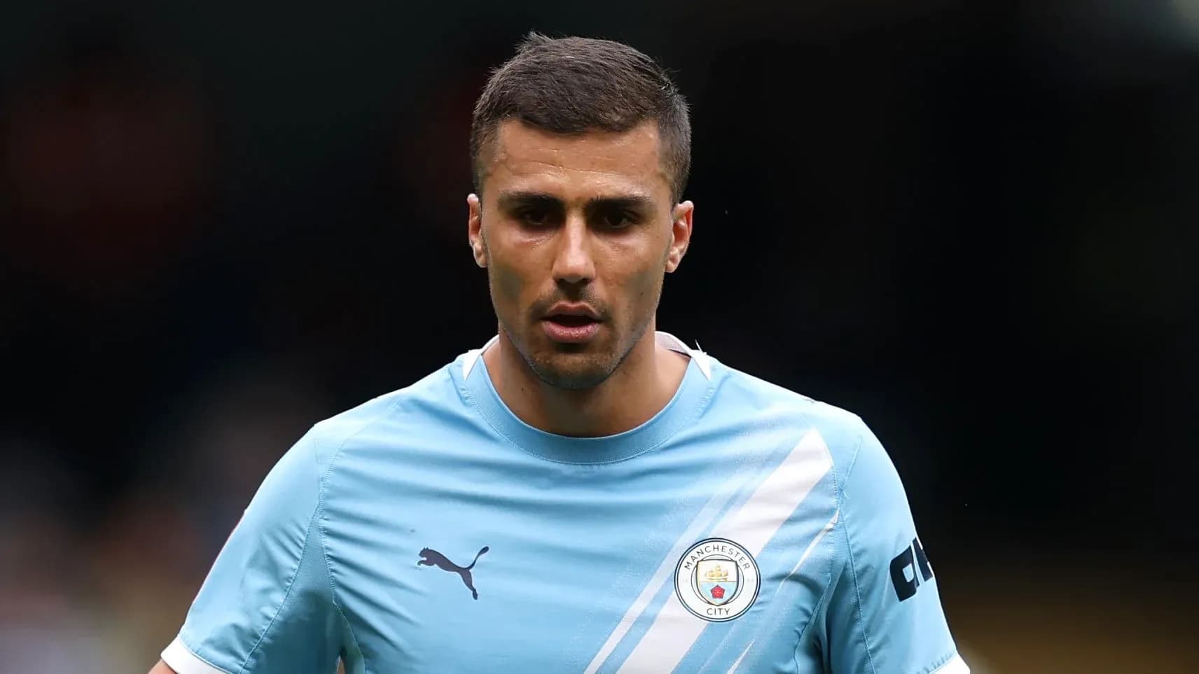 Игрок в синей форме Manchester City на поле