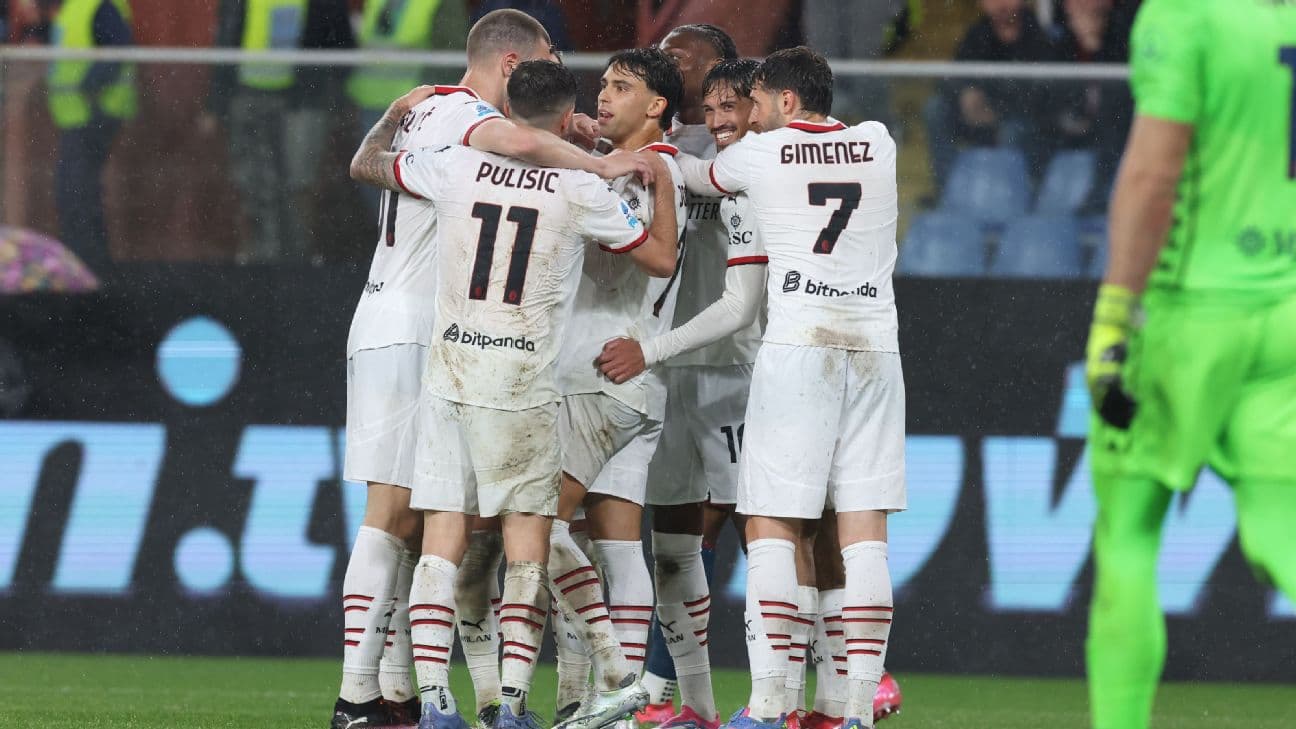 Игроки AC Milan празднуют гол во время матча
