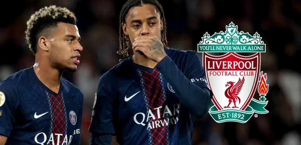 Игроки PSG обсуждают ситуацию на поле