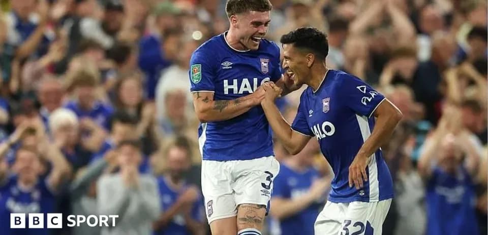 Игроки Ipswich Town празднуют забитый гол