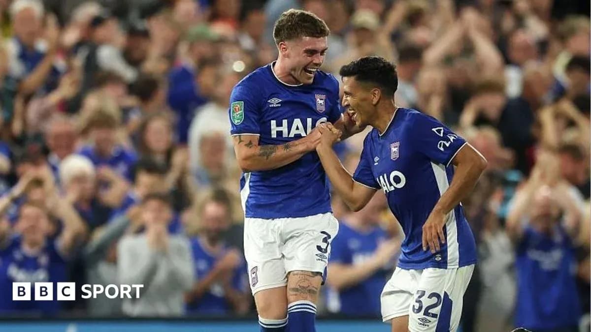 Игроки Ipswich Town празднуют забитый гол