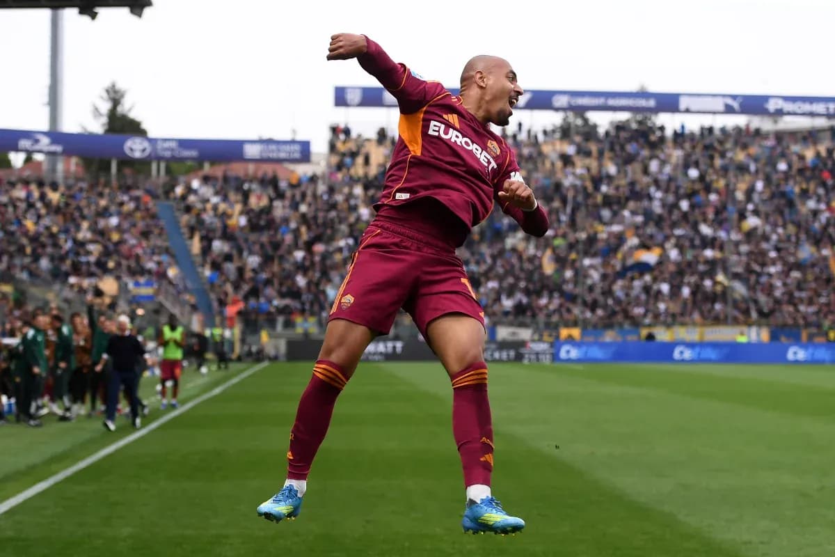 Игрок AS Roma празднует гол на поле