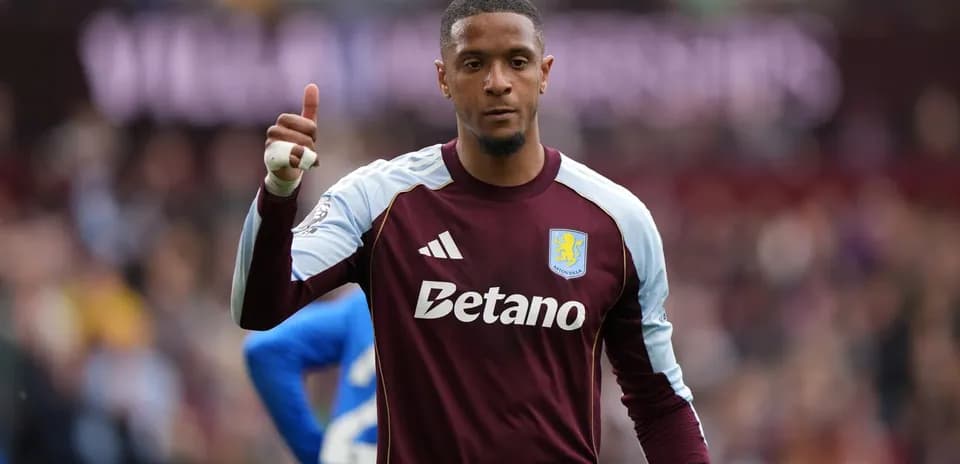 Вратарь Aston Villa показывает жест одобрения на поле
