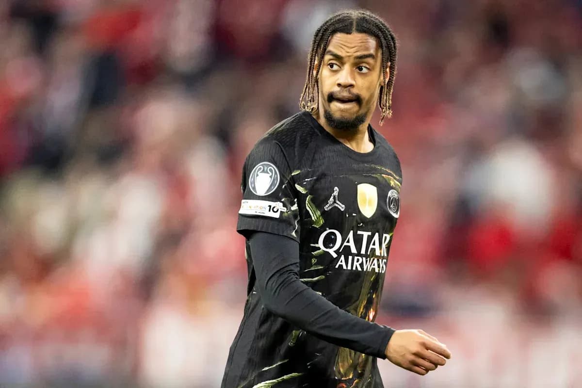 Игрок в черной форме PSG на поле