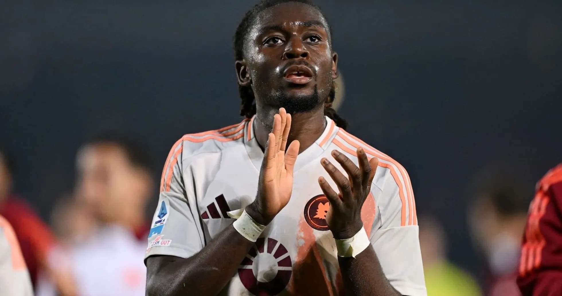 Игрок аплодирует после матча на поле