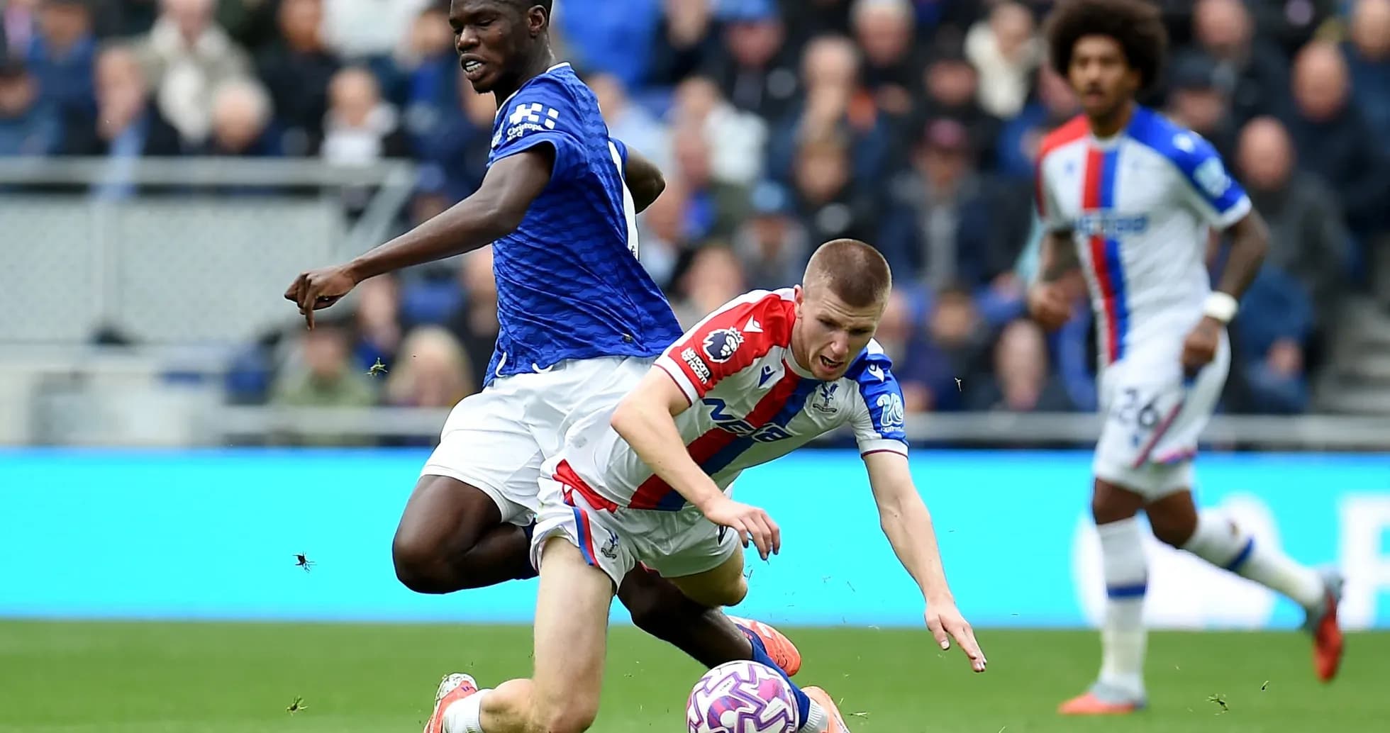 Игроки Crystal Palace и Everton борются за мяч
