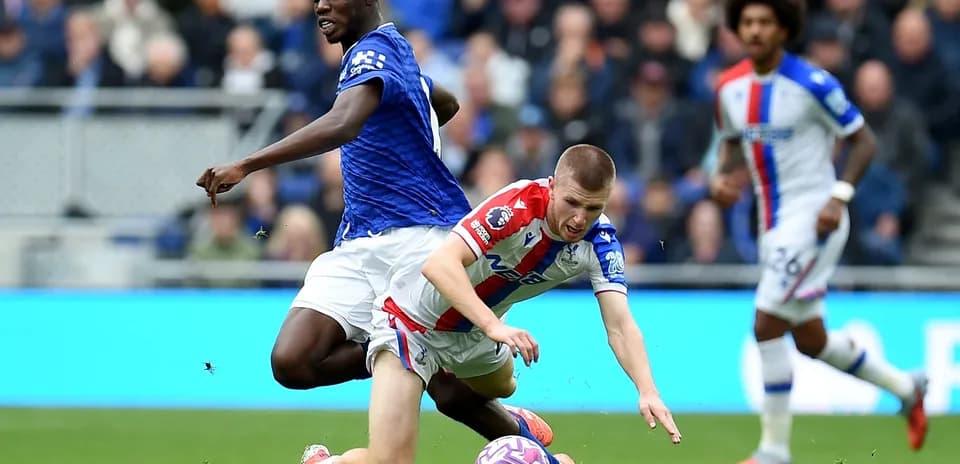 Игроки Crystal Palace и Everton борются за мяч