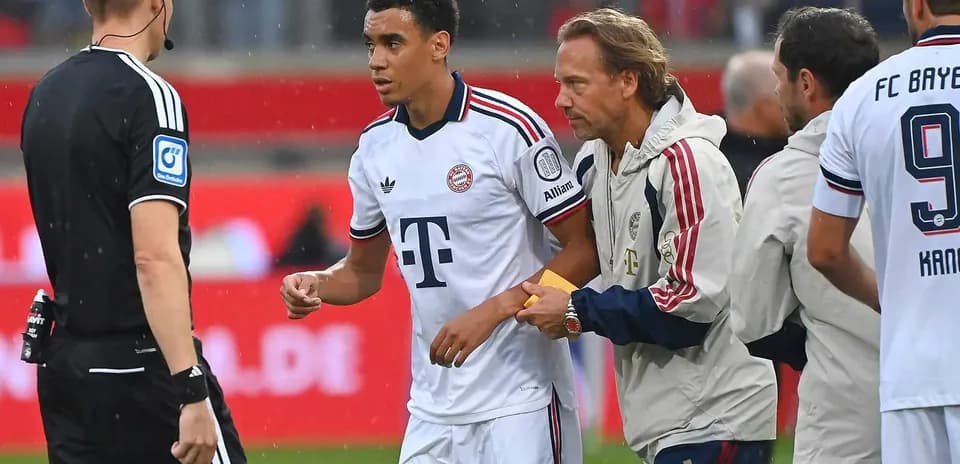 Игрок Bayern Munich получает медицинскую помощь на поле